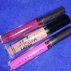 Liquid lipsticks/ lip gloss